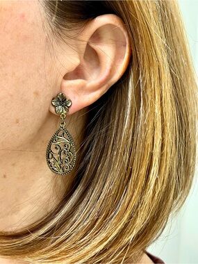 1928 Vintage bronze / gold-tone scalloped teardrop filigree drop earrings dangle